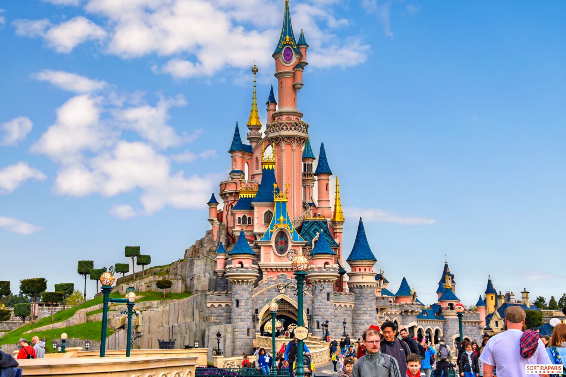 Диснейленд париж 2024. Парк Уолт Дисней в Париже. Диснейленд Париж Disneyland Paris. Диснейленд Париж Диснейленд парк. Замок спящей красавицы в Диснейленде Париж.